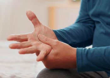 Cientistas transformam plástico em medicamento contra Parkinson em estudo inovador