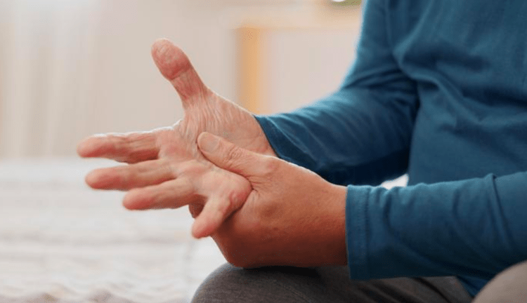 Cientistas transformam plástico em medicamento contra Parkinson em estudo inovador