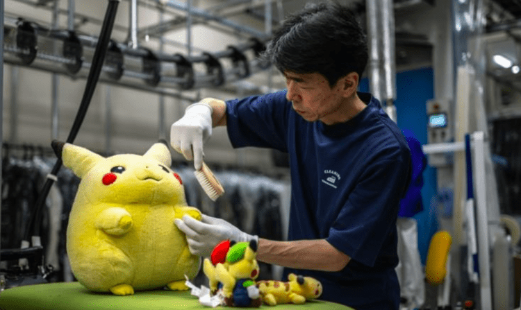 Lavanderia japonesa viraliza ao restaurar bichinhos de pelúcia com cuidado artesanal