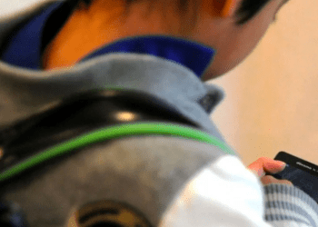 Uso de smartphones e IA cresce entre crianças pequenas em Tóquio, aponta pesquisa