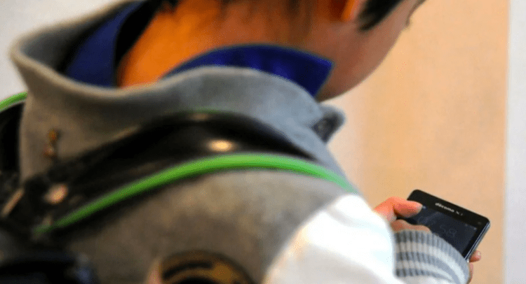 Uso de smartphones e IA cresce entre crianças pequenas em Tóquio, aponta pesquisa