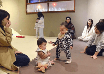Cafés noturnos no Japão oferecem apoio a mães durante madrugadas difíceis