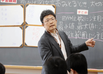 Professor com paralisia cerebral realiza sonho após 25 anos e inspira alunos no Japão
