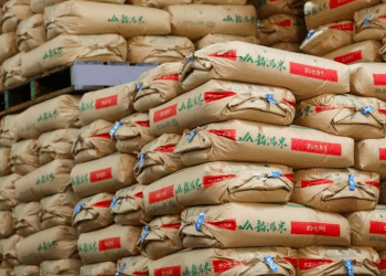 Governo japonês admite erros na gestão da crise do arroz e reconhece demora na liberação de estoques