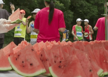 Corrida da Melancia reúne milhares de participantes e distribui frutas durante percurso no Japão