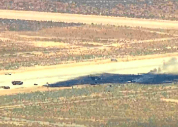 Queda de bombardeiro B-52 em base dos EUA mata oito pessoas durante voo de teste na Califórnia